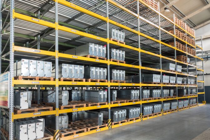 shelving gravity for pallets in a modern factory
